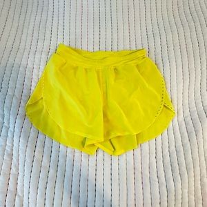 FAST AND FREE LULU SHORT SIZE 4